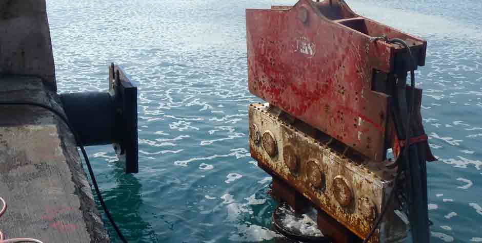 Crane-Suspended-Vibro-Hammer-SVR-50-NF-Working-Construction-Projects