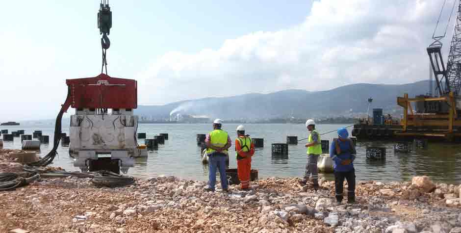 Free-Hanging-Vibro-Hammer-Working-Underwater