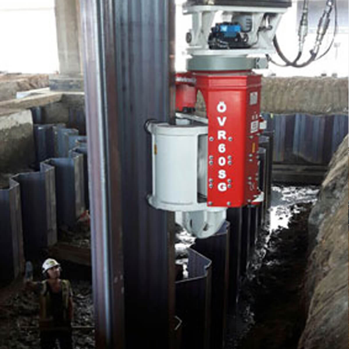 Side-Grip-Sheet-Pile-Driver-In-Holland