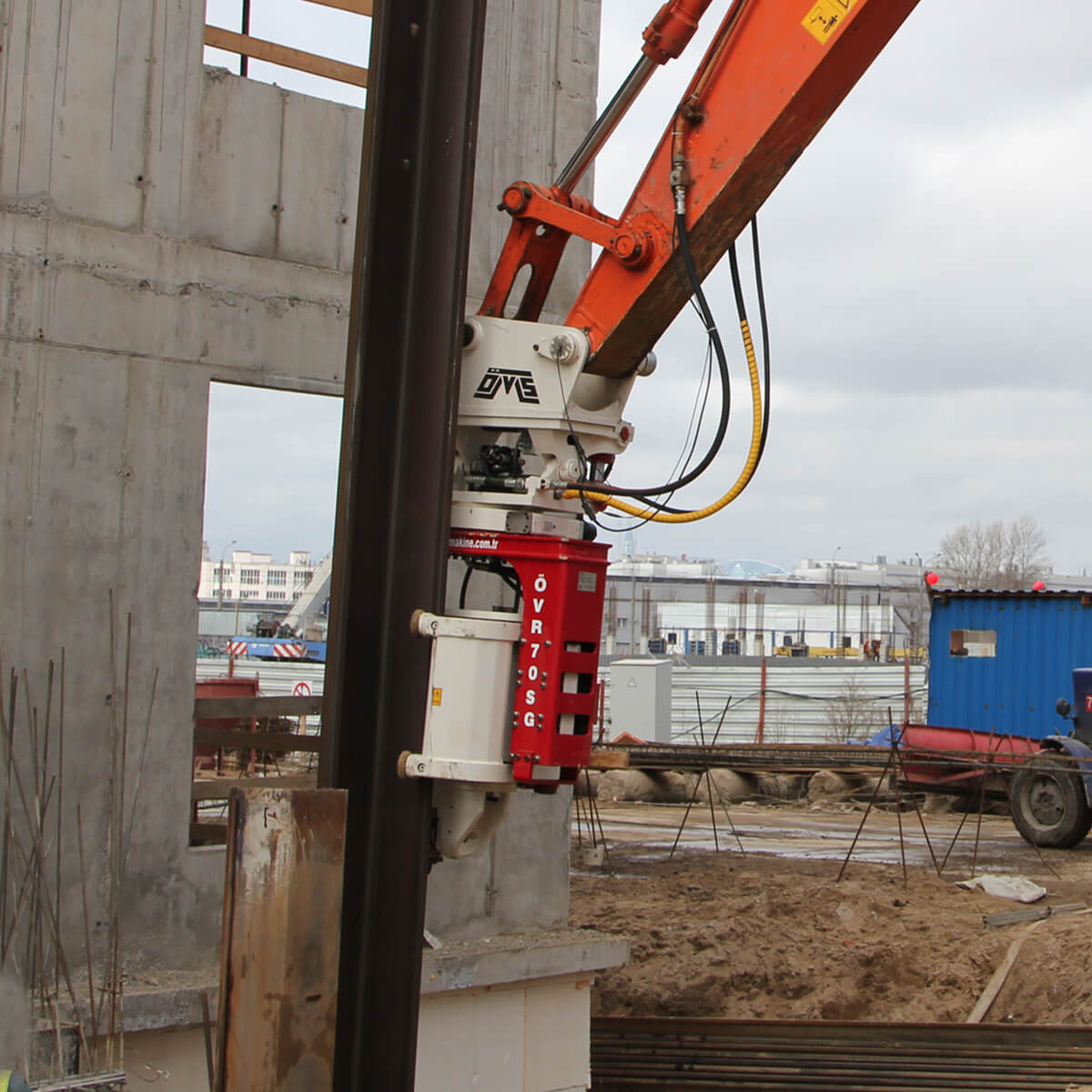 Side-Grip-Sheet-Pile-Driver-In-Russia