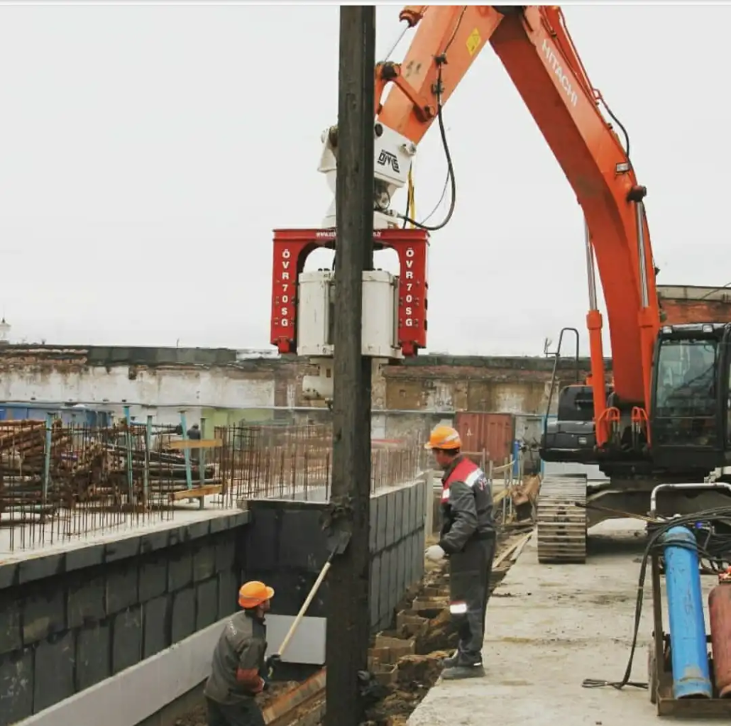 Side-Grip-Vibratory-Hammer-Driving-Sheet-Pile-1030x1023