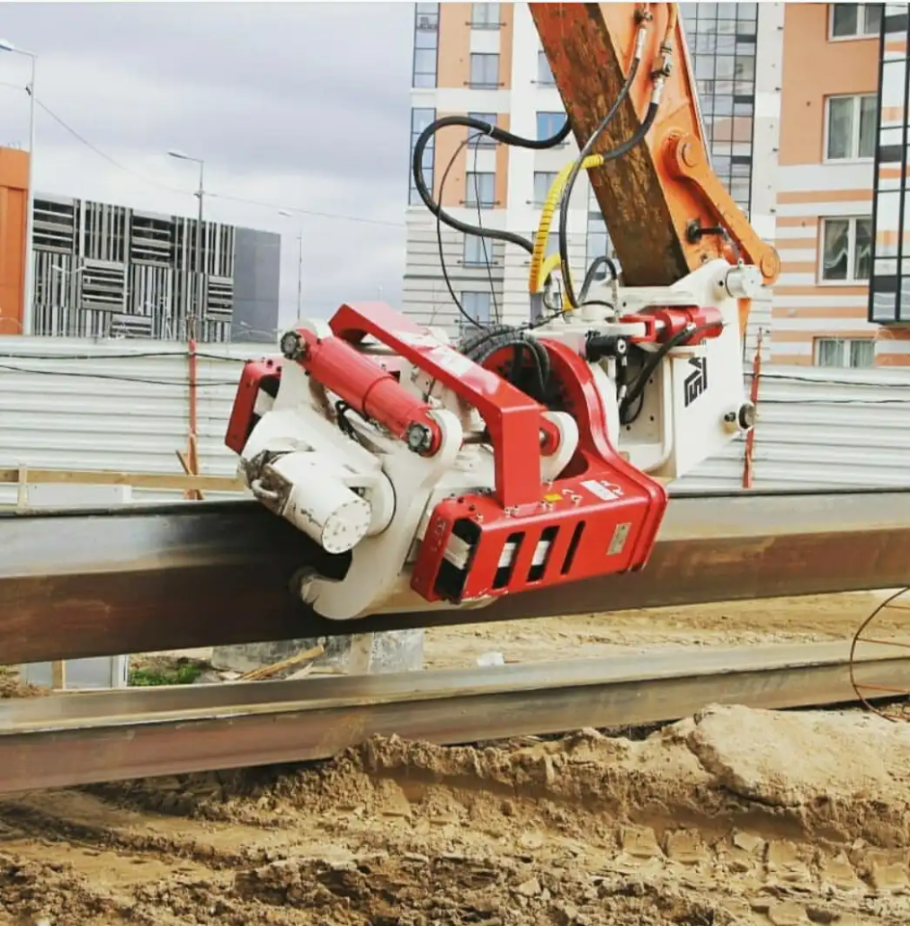 Side-Grip-Vibro-Hammer-Handling-Sheet-Pile-On-Jobsite-1012x1030