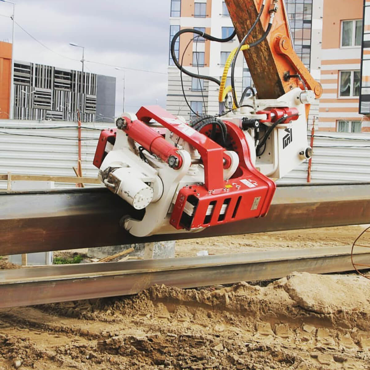 Side-Grip-Vibro-Hammer-Handling-Sheet-Pile