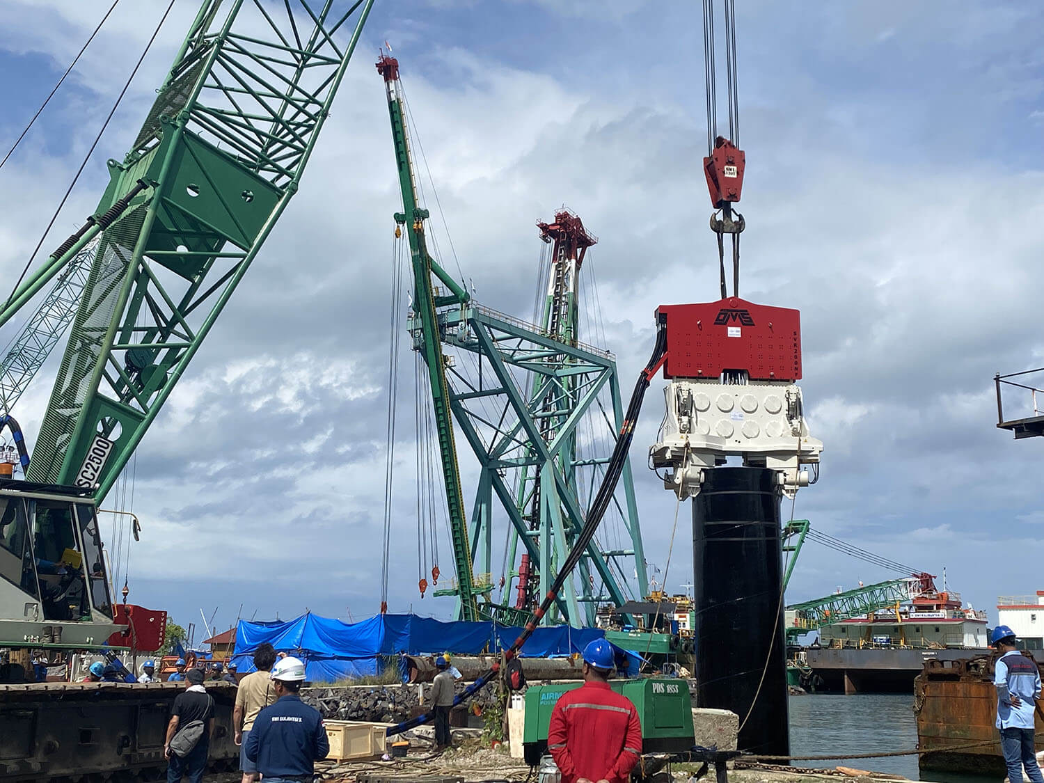 OMS SVR 200 NF crane-suspended vibro hammer driving a steel pipe pile