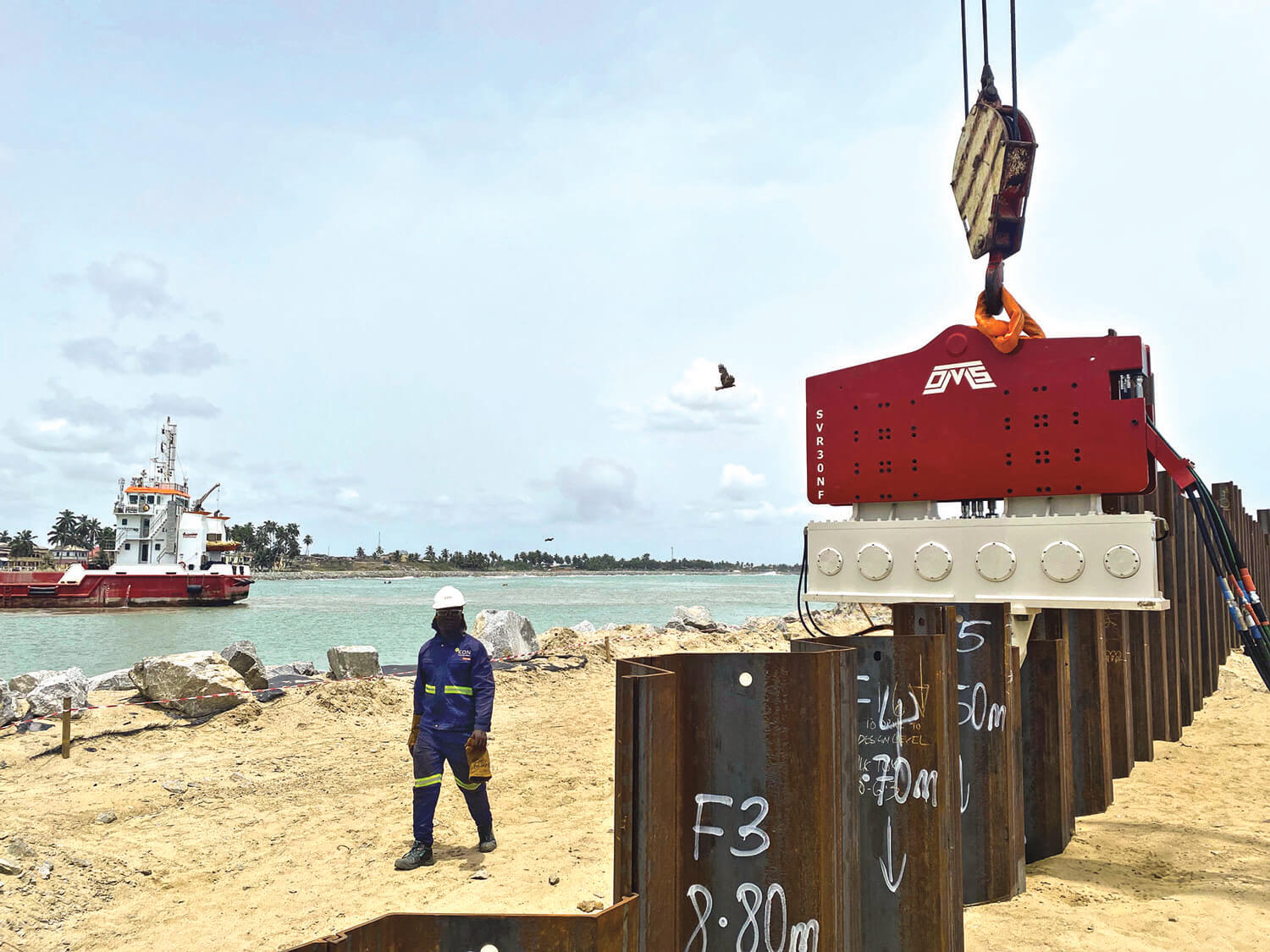 OMS SVR NF normal-frequency vibro hammer driving steel sheet piles with an SCN clamp